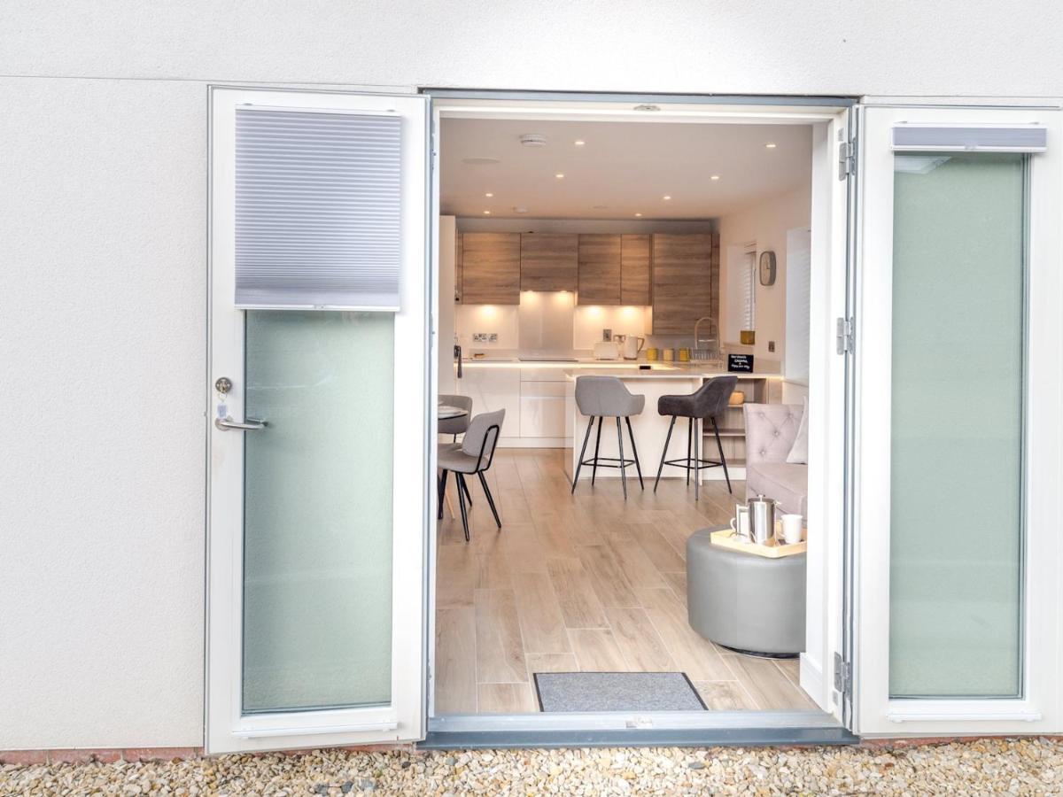 Pass The Keys Contemporary Apartment With Secure Parking Shrewsbury Exterior foto
